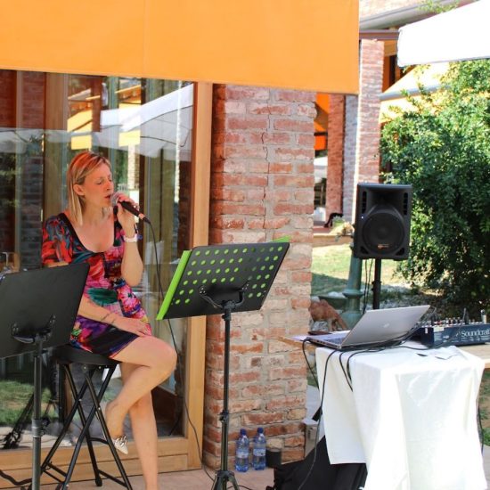 Melissa angeloro canta ad un evento