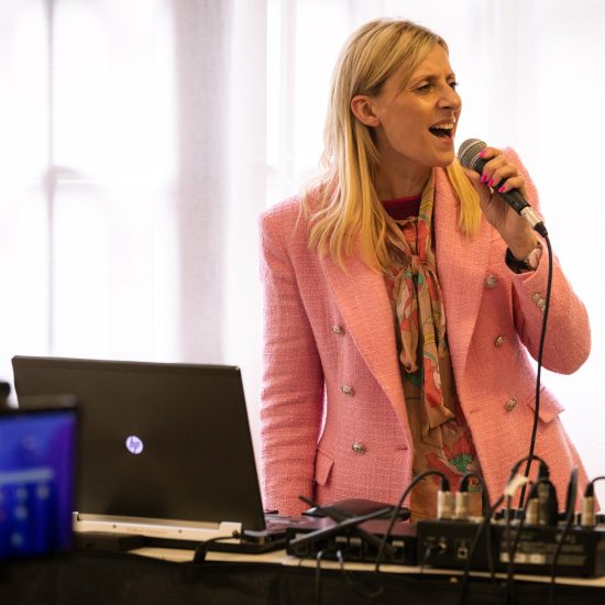 Melissa angeloro canta durante un evento