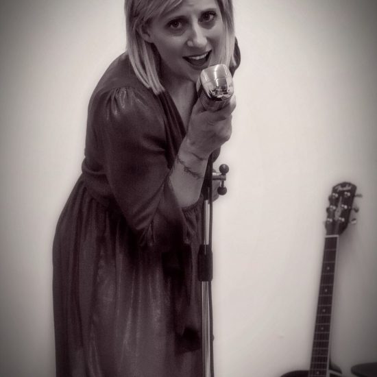 Melissa Angeloro canta al microfono