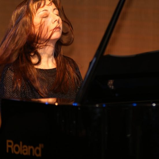 Pianista suona per melissa angeloro durante un matrimonio